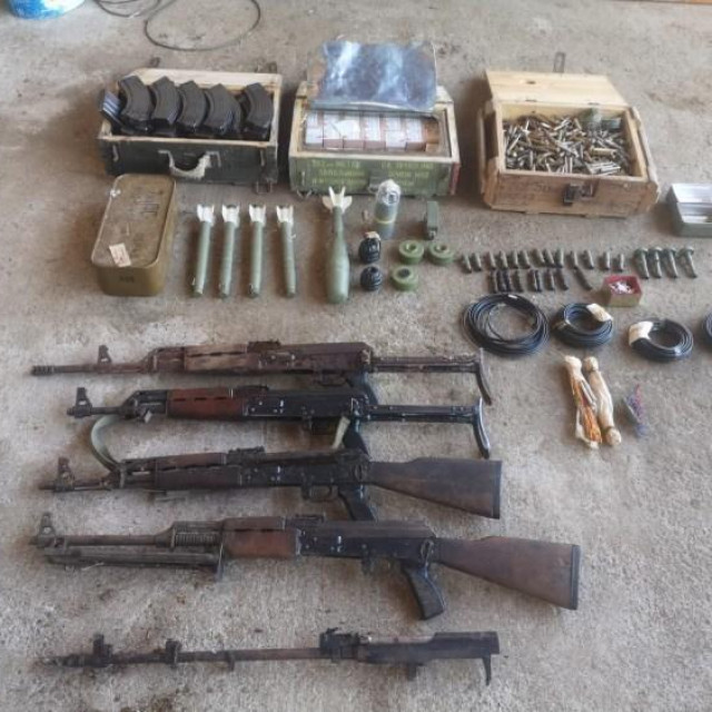 arsenal oružja koje je policiji dragovoljno predao stanovnik Gline