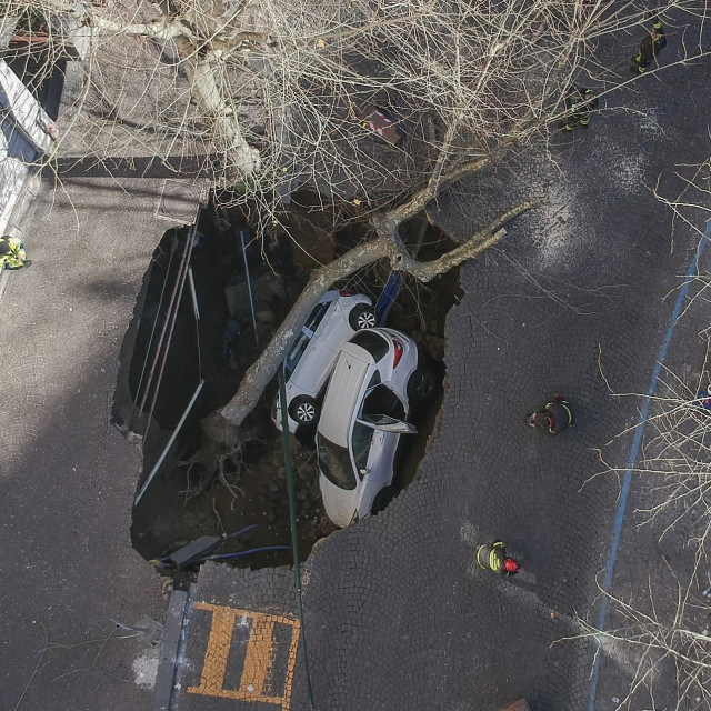 Automobili u rupi u Napulju