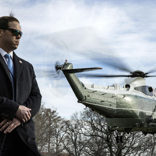 Pripadnik tajne službe u ispraćaju Marine One-a, službenog helikoptera Joe Bidena