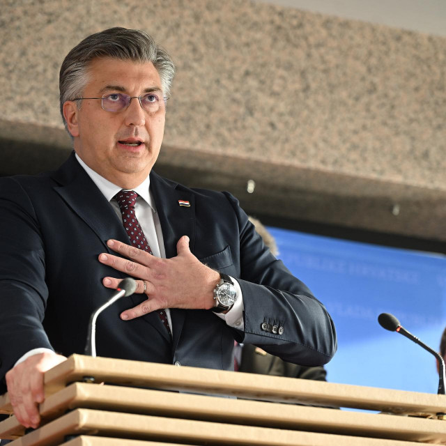 Vlada je na jučerašnjoj sjednici donijiela osam uredbi za korekciju plaća