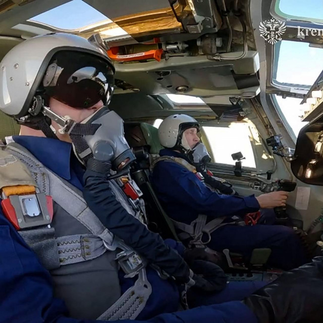 Vladimir Putin (desno) u bombarderu Tu-160M
