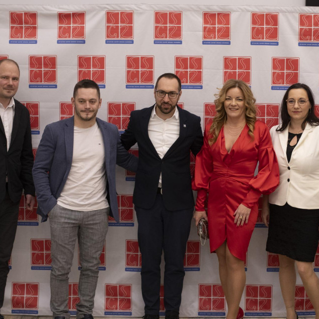 Suzana Šop (desno uz zagrebačkog gradonačelnika Tomislava Tomaševića)