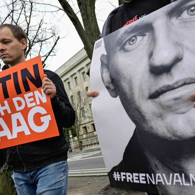 Prosvjednik ispred ruskog veleposlanstva u Berlinu