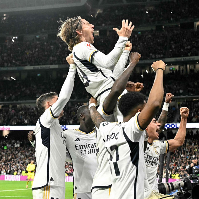 Luka Modrić slavi gol za pobjedu Reala