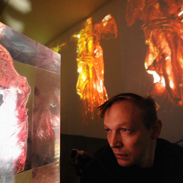 Andrei Molodkin kraj instalacije ”The red and the black” 2009. na Venecijanskom bijenalu