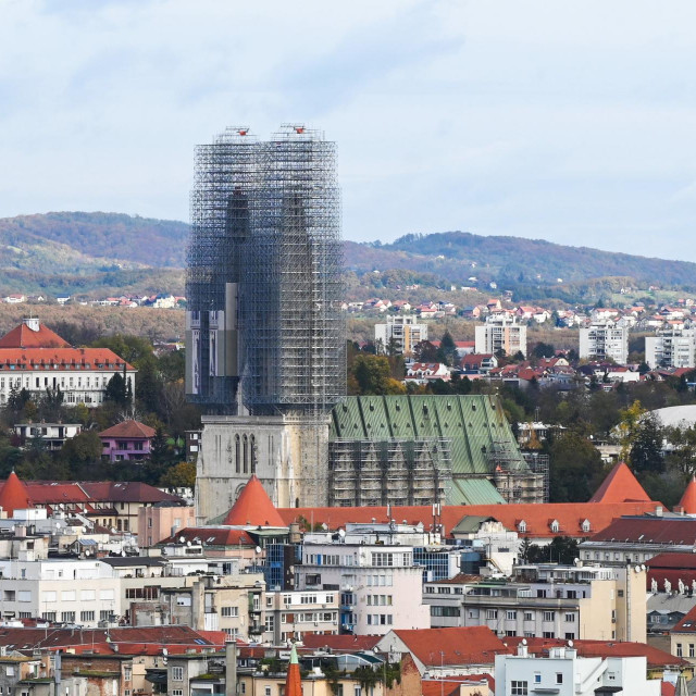 Tornjevi zagrebačke katedrale pod skelama koje se prekrivaju s ukrasnim zaštitnim platnom