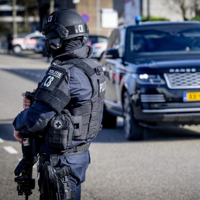 Policijsko osiguranje ispred suda