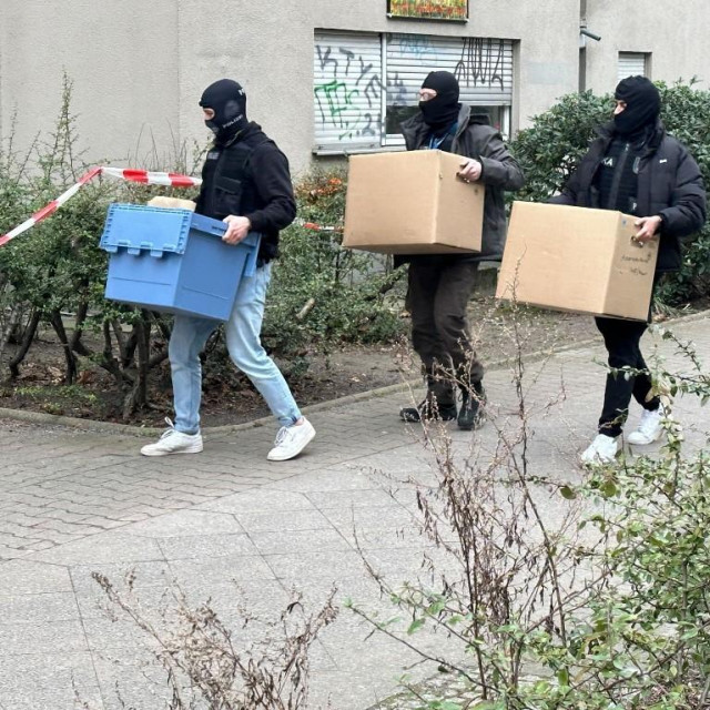 Istražitelji ispred doma Daniele Klette