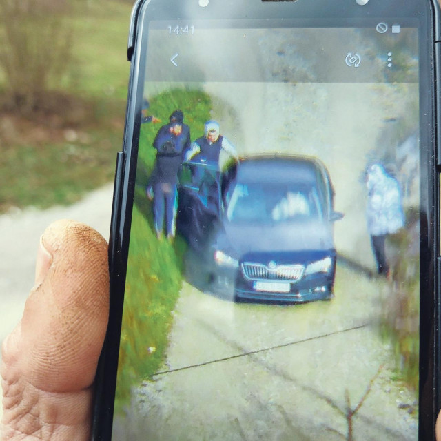 Ilegalni migranti ukrcavaju se u automobil na putu prema Zapadu