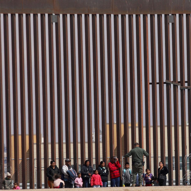 Pripadnik Nacionalne garde s migrantima