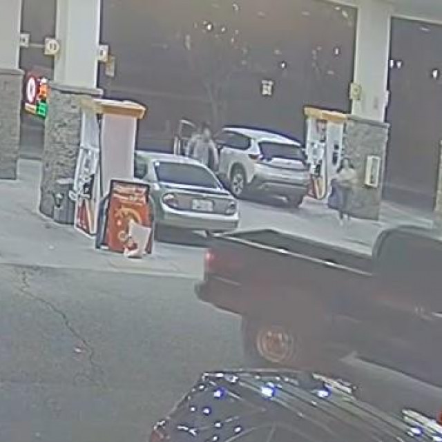 Pokušaj bijega žene iz automobila na benzinskoj crpki