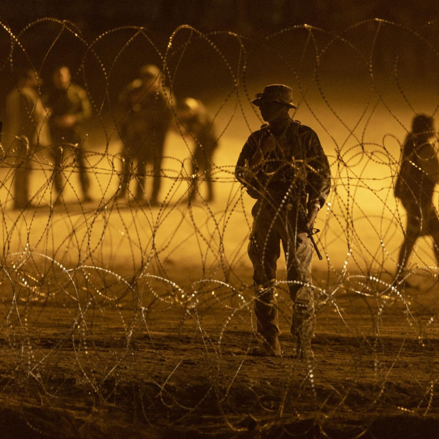 Trump je čak iznio ideju o slanju američkih trupa da unište narko benda koje u SAD dopremaju fentanil, sa ili bez suradnje Meksika. Na fotografiji: pripadnici američke vojske na granici s Meksikom