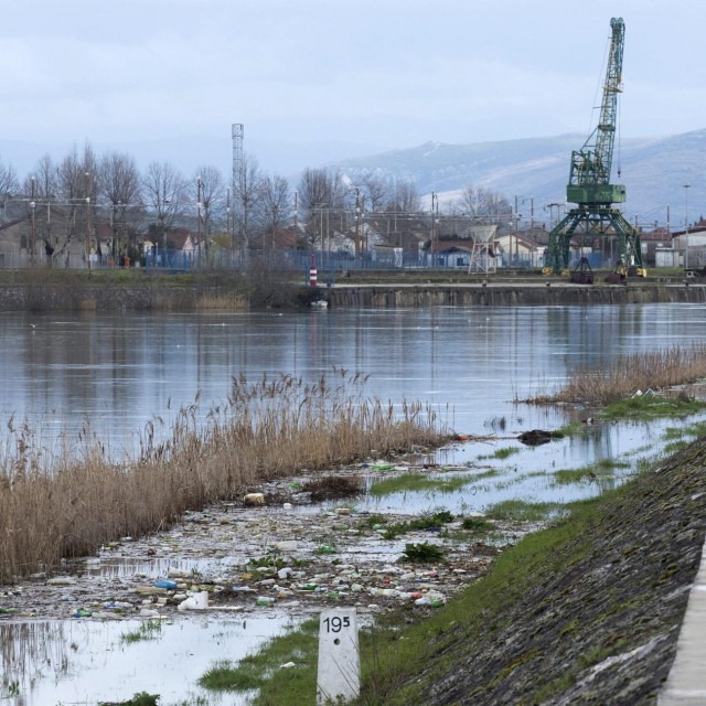 Smeće na obali Neretve u Metkoviću (arhiva)