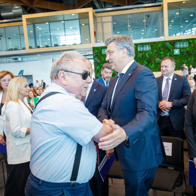 Na HDZ-ovu svečanom skupu u Društvu hrvatskih književnika Vladimir Šeks pozvao je sve stranačke snage u borbu protiv lidera ljevice: ”Da tu gamad i protuhrvatski ološ potučemo do nogu i zauvijek bacimo u đubrište historije.” Je li to rječnik kojim će se HDZ služiti u izbornoj kampanji?