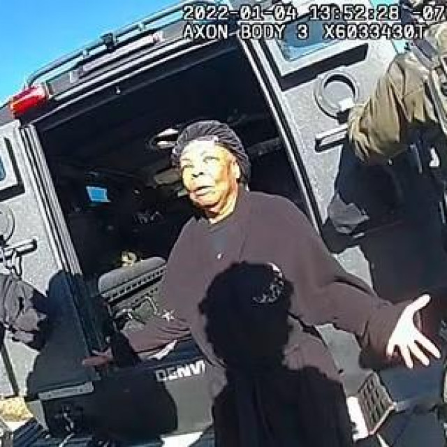 Ruby Johnson razgovara sa SWAT timom