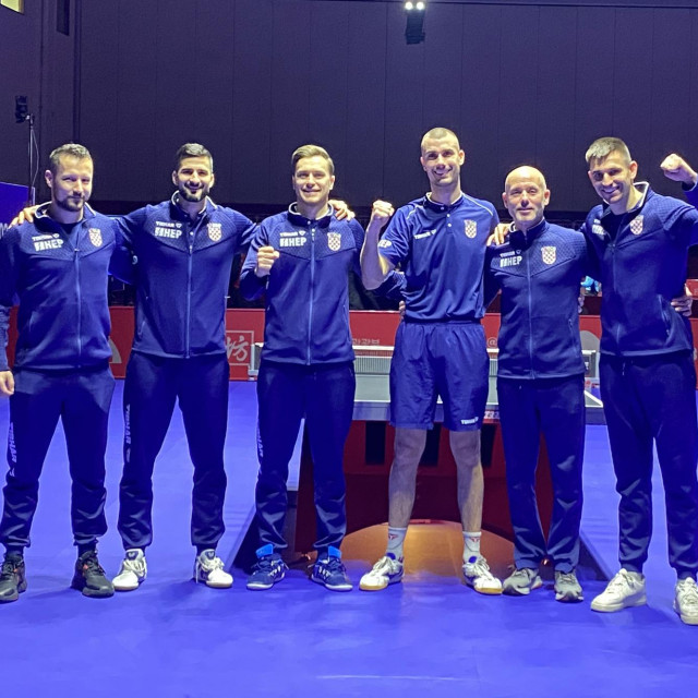 Hrvatska stolnoteniska reprezentacija: (slijeva) fizioterapeut Mislav Mlakar, Andrej Gaćina, Filip Zeljko, Tomislav Pucar, izbornik Neven Karković i Frane Kojić