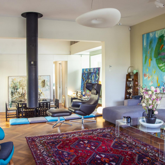 Dnevni boravak krase kožnati naslonjač iz Londona, stolci Pelican danskog dizajnera i arhitekta Finna Juhla, rotirajući kamin koji visi sa stropa...