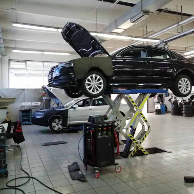 Servis automobila (ilustracija)