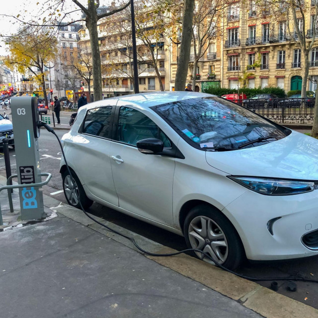 Ilustracija: Električni auto na punjaču, Francuska