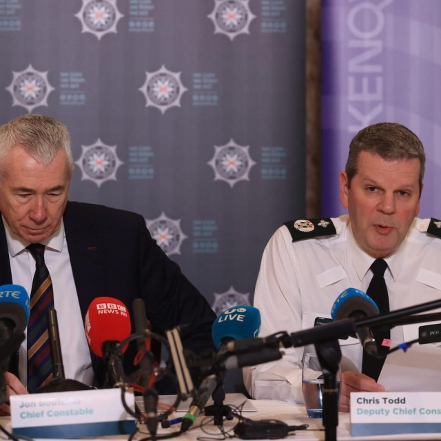 Jon Boutcher i Constable Chris Todd izvejštavaju o rezultatima operacije Kenova