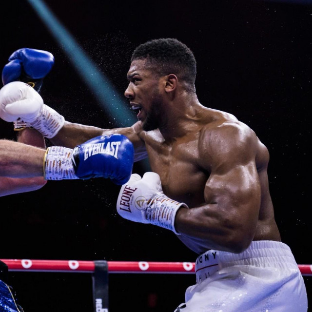 Otto Wallin (lijevo) vs. Anthony Joshua (desno)