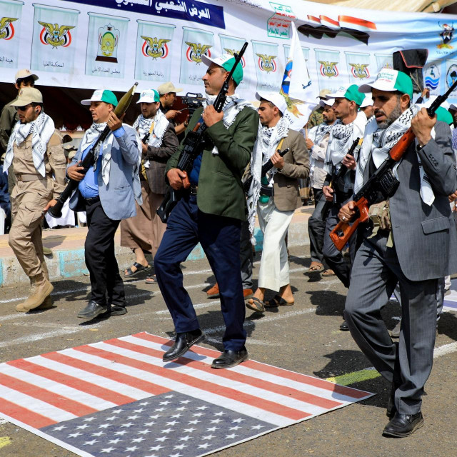 Huti paradiraju i gaze zastavu SAD-a