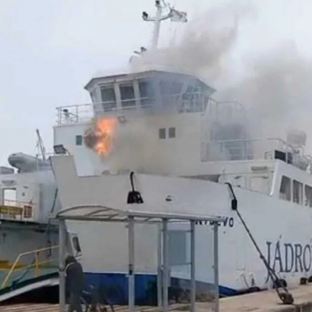 Trajekt gori u požaru u Biogradu na moru