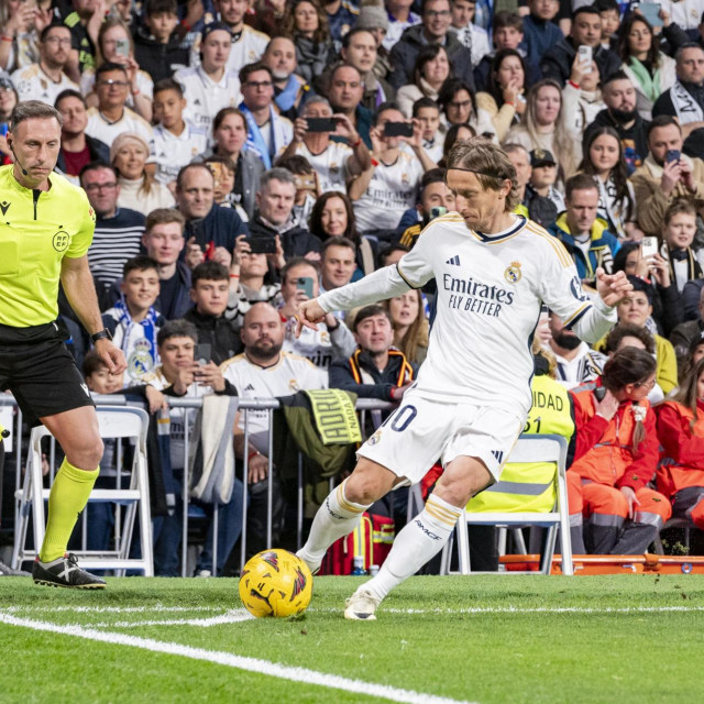 Luka Modrić izvodi korner protiv Celte
