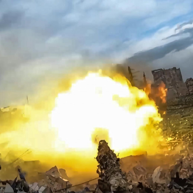 Ruski tenk T-72B3 puca na položaje u Ukrajini