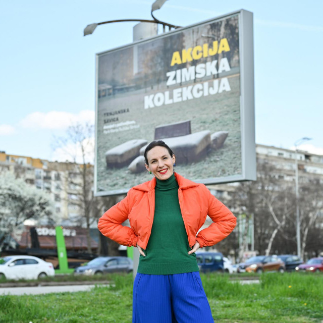 Petra Slobodnjak ispred jumbo plakata.
 