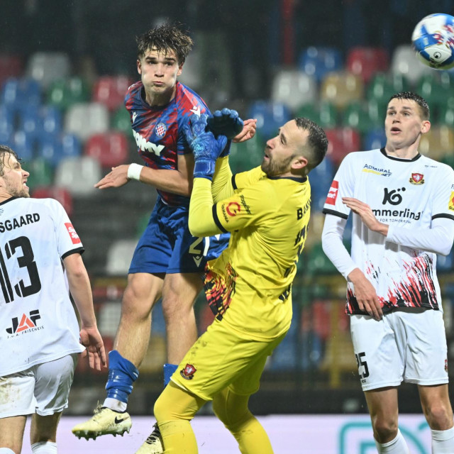 Pukštas postiže gol Baniću