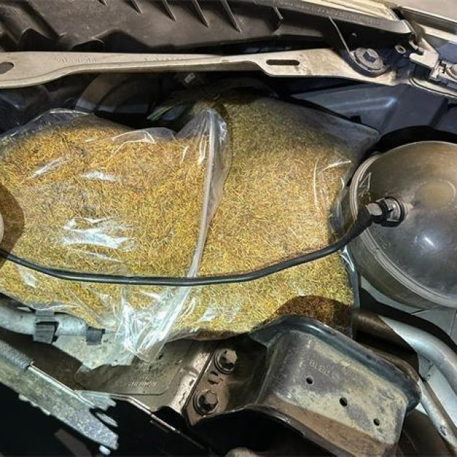 Dvojac je duhan švercao ispod haube