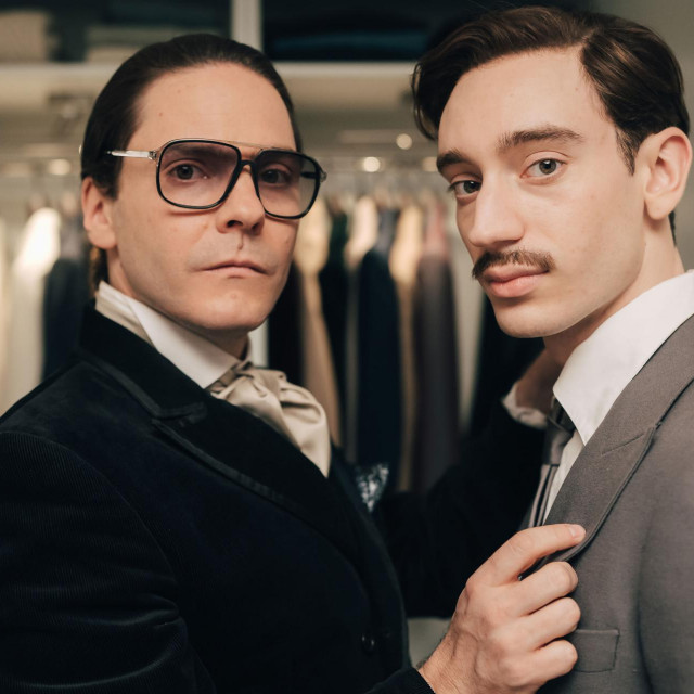 Radnja serije smještena je u 1972. i prati tada 38-godišnjeg dizajnera Karla Lagerfelda