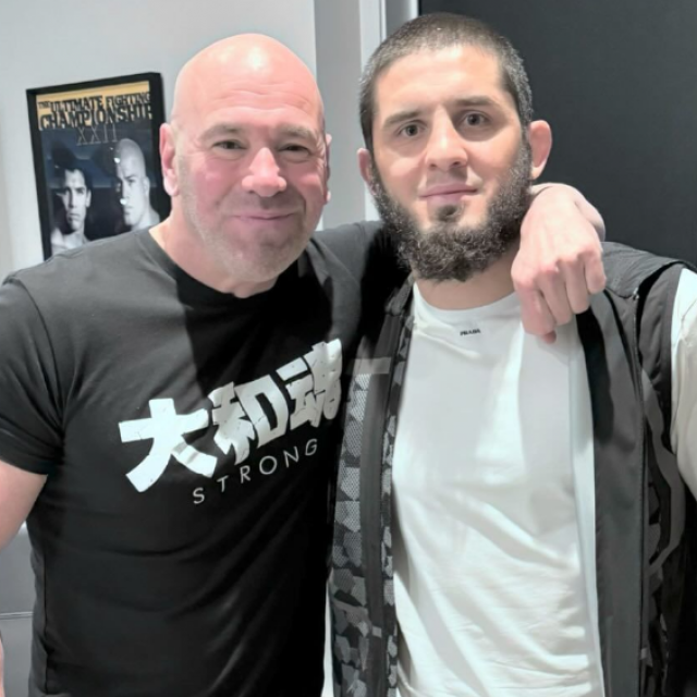 Dana White (lijevo) i Islam Makhachev (desno)