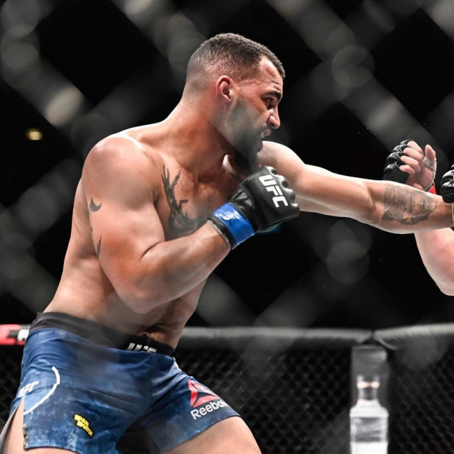 Devin Clark (lijevo) vs. Darko Stošić