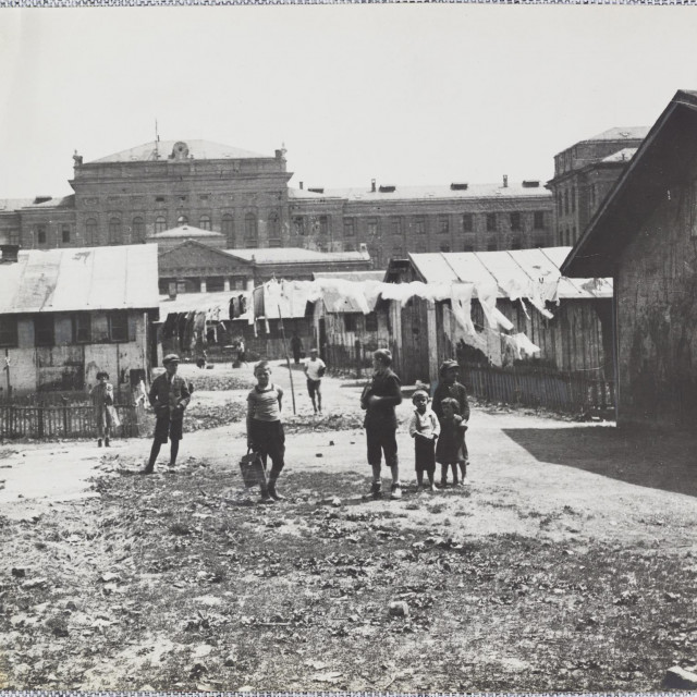 Zagreb 1924. – loši stanovi. Barake na Ciglani, Zbirka Vladimira Ćepulića. Danas je na toj lokaciji igralište iza škole V. gimnazije i Muzeja Mimara