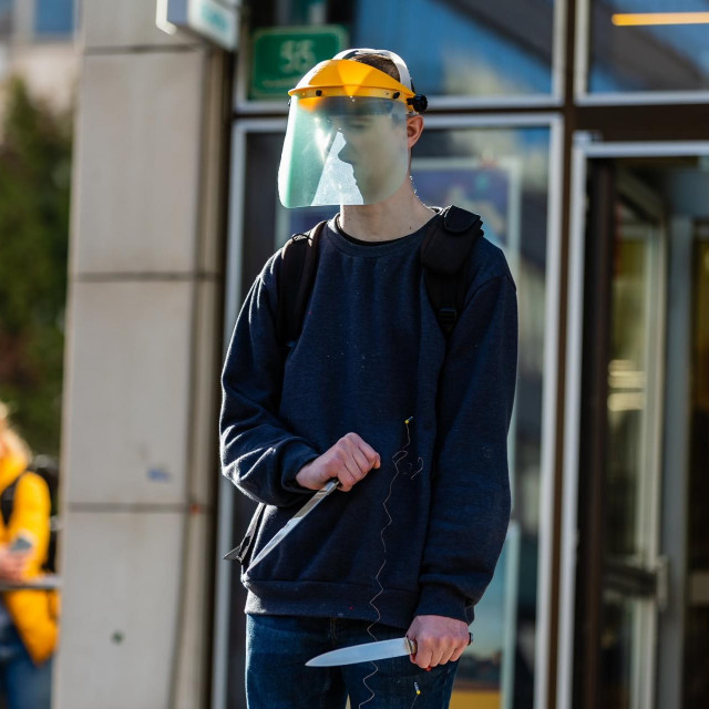 Mlađi muškarac s dva noža prijetio je prolaznicima u centru Ljubljane 