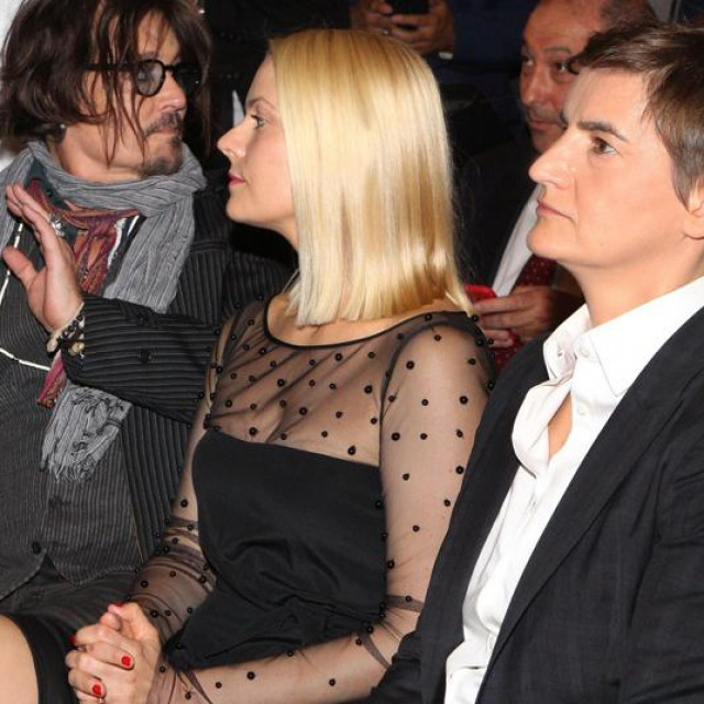 Milica Đurić i Ana Brnabić s Johnnyjem Deppom u Beogradu 2021.