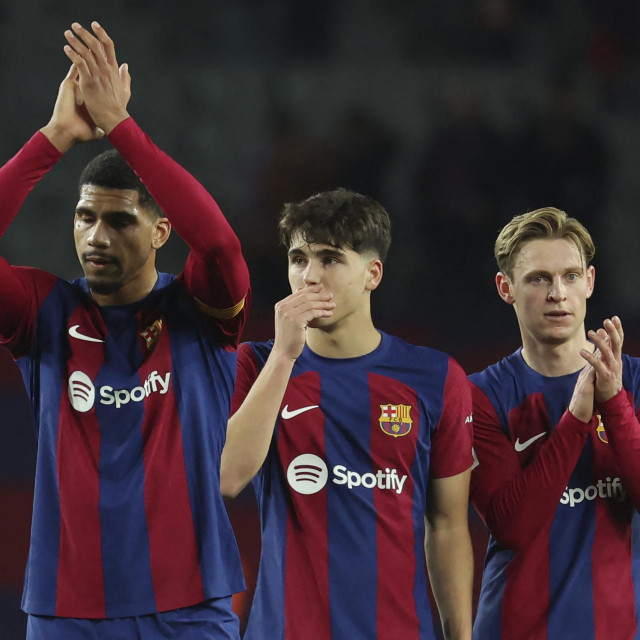 Ronald Araujo (lijevo), Pau Cubarsi (sredina) i Frenkie de Jong (desno)