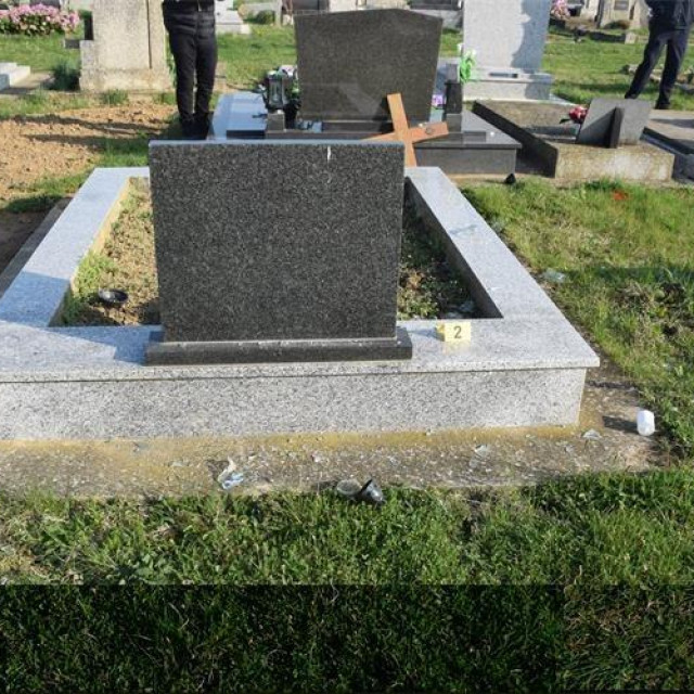 Policijski očevid na groblju u Erdutu