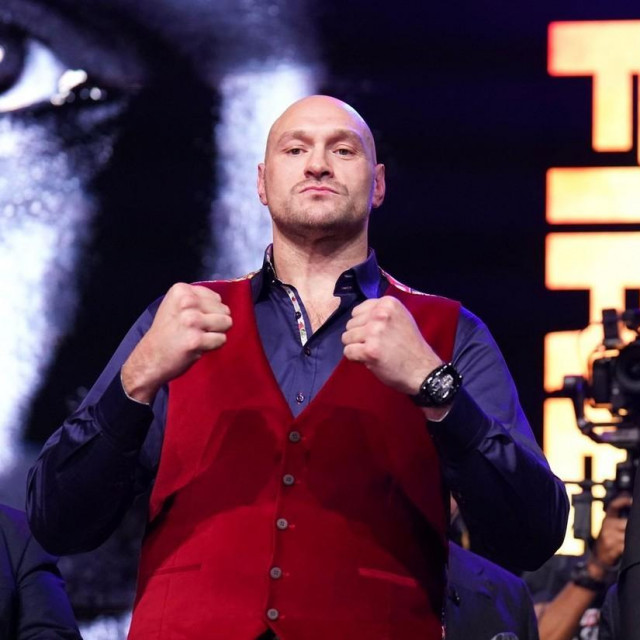 Tyson Fury (lijevo) i Oleksandr Usyk (desno)