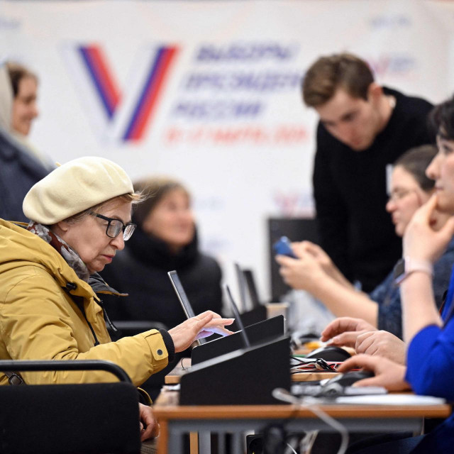 Rusi pohrlili dati glas Putinu