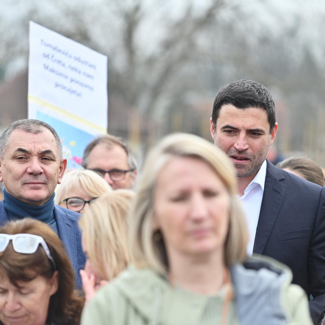 Bernardića su prosvjednici otjerali sa skupa