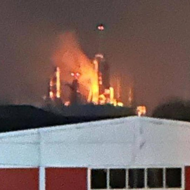 Gori rafinarija u Slavjansku