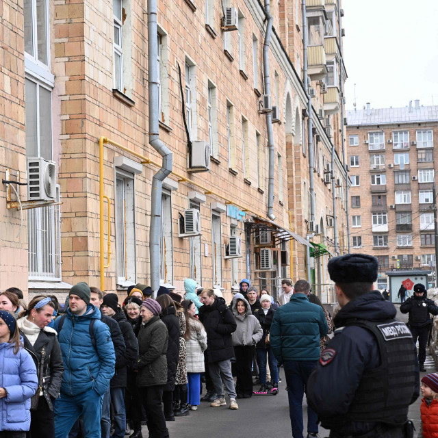 Redovi su nastali točno u podne u brojnim ruskim gradovima