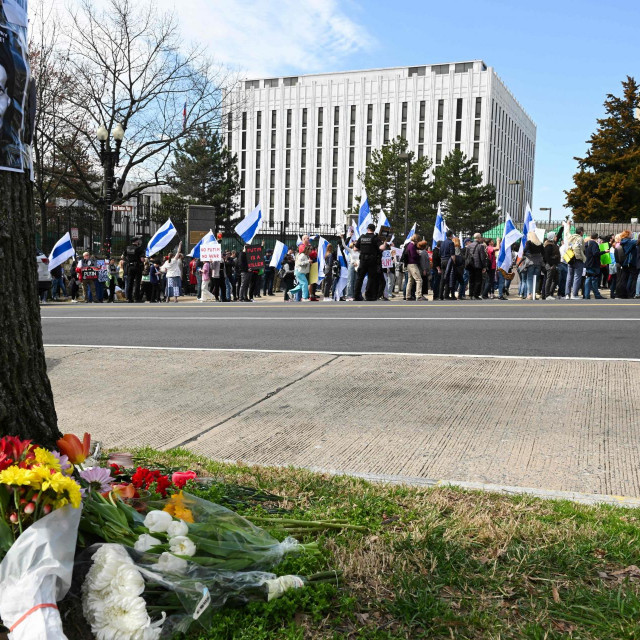 Red ispred ruske ambasade u Washingtinu na dan izbora
