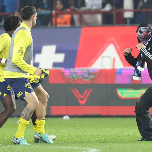 Igrači Fenerbahčea i huligan