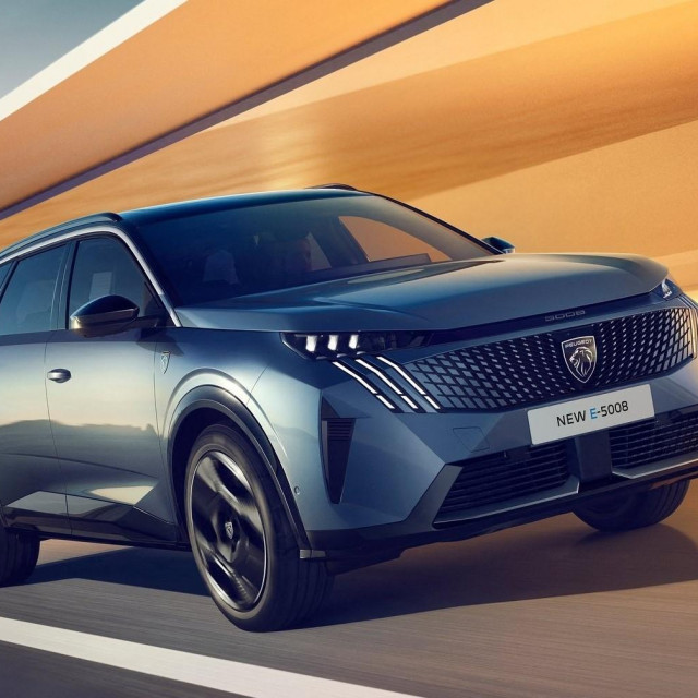 Peugeot e 5008