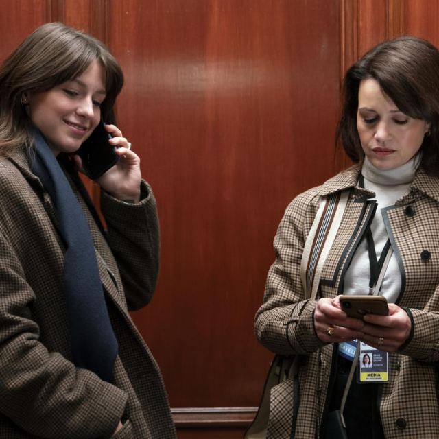 Ova je serija posveta novinarstvu. I navadi novinara da se druže, piju, raspravljaju te - neizbježno formiraju i podudarne stavove