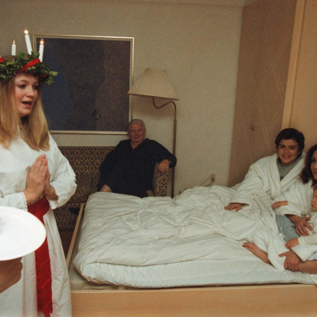 Nobelovac sa suprugom Valerie i zajedničkim sinom Nicholasom u hotelu u Stockholmu sluša tradicionalnu švedsku izvedbu